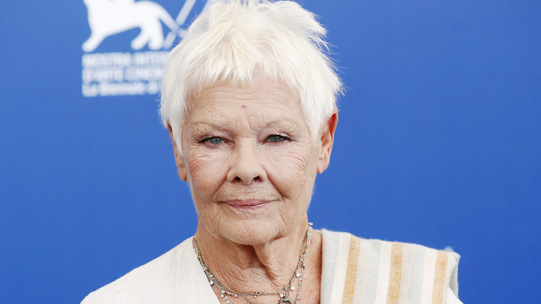 Dame Judi Dench regarde la caméra