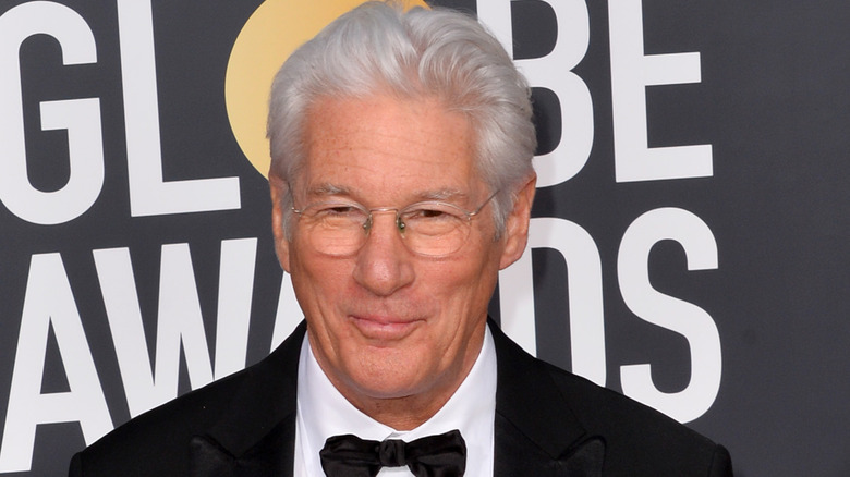 Richard Gere sourit doucement