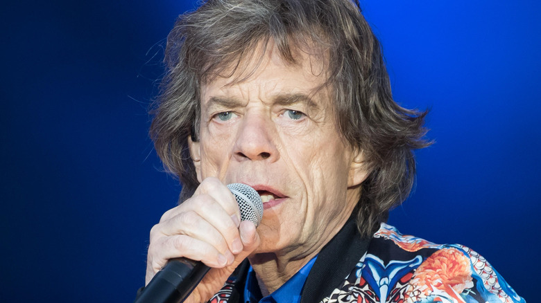 Mick Jagger chante 