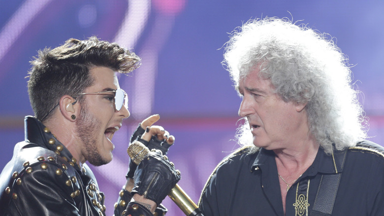 Adam Lambert chante sur scène avec Brian May