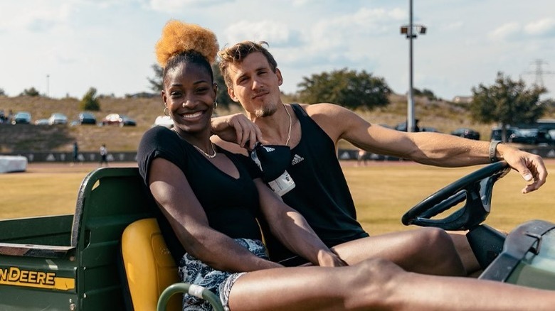 Shaunae Miller-Uibo sourit aux côtés de Maicel Uibo