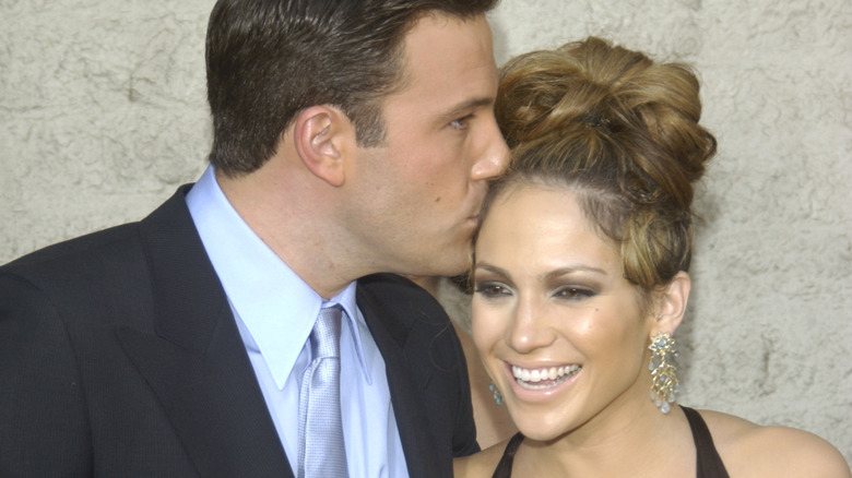 Ben Affleck embrasse Jennifer Lopez