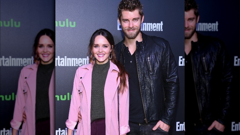 Rebecca Breeds et Luke Mitchell souriant