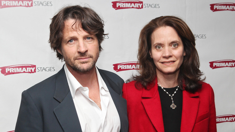 Tim Guinee et Daisy Foote regardent vers l'avenir