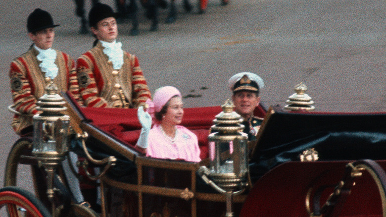 La reine Elizabeth et le prince Philip en calèche