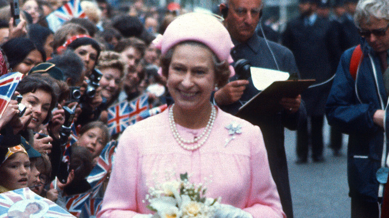 La reine Elizabeth sourit à un engagement