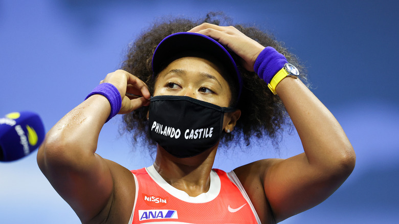 Naomi Osaka portant un masque BLM sur le court de tennis