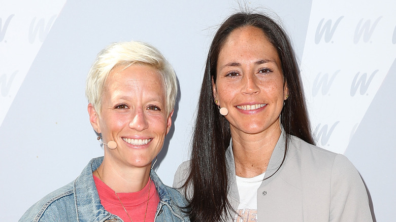 Megan Rapinoe pose avec Sue Bird