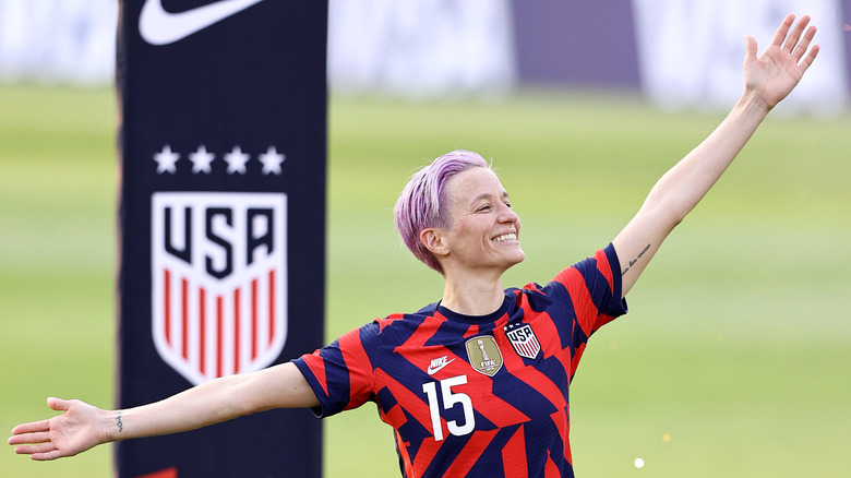 Megan Rapinoe bras tendus