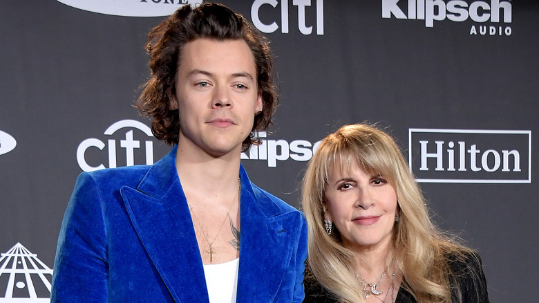 Harry Styles et Stevie Nicks posant ensemble