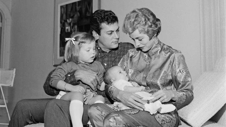 Janet Leigh avec bébé Jamie Lee Curtis et Tony Curtis avec Kelly