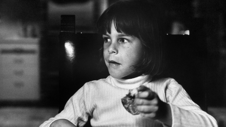 Jamie Lee Curtis tenant de la nourriture lorsqu'il était enfant dans les années 1960