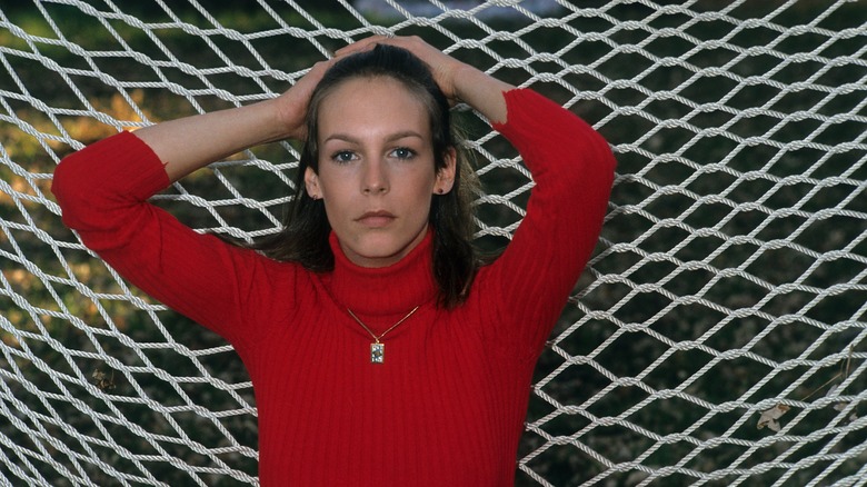 Jamie Lee Curtis pose dans une chemise à manches longues rouge en 1978