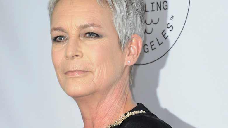 Jamie Lee Curtis pose dans une robe noire