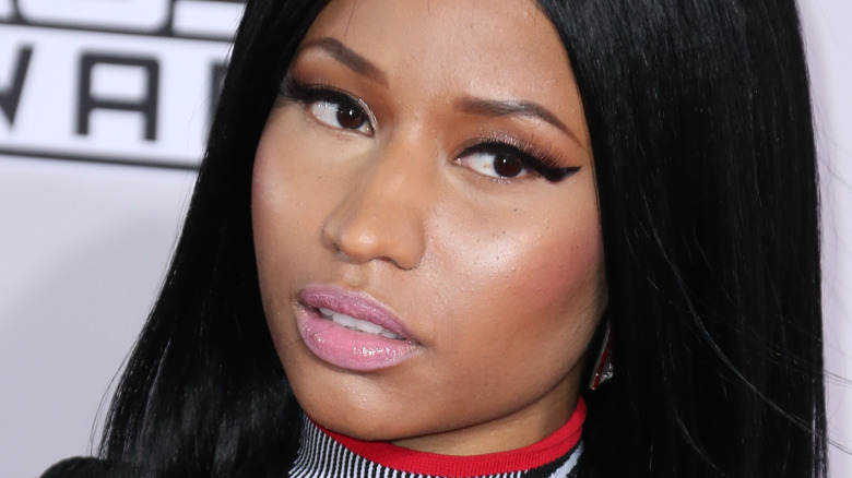 Nicki Minaj avec une expression sceptique