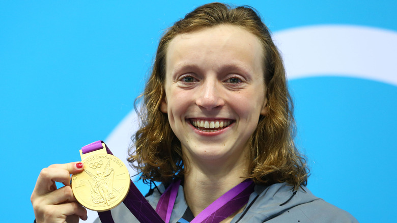 Katie Ledecky tenant la médaille d'or