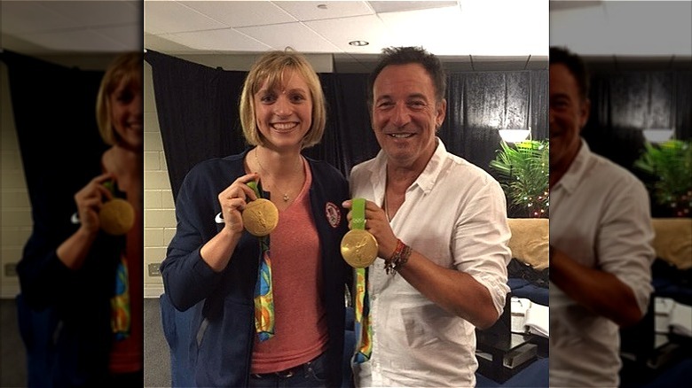 Katie Ledecky posant avec Bruce Springsteen