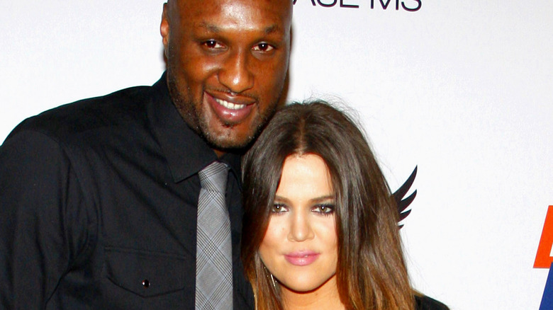 Khloé Kardashian et Lamar Odom sourient sur le tapis rouge