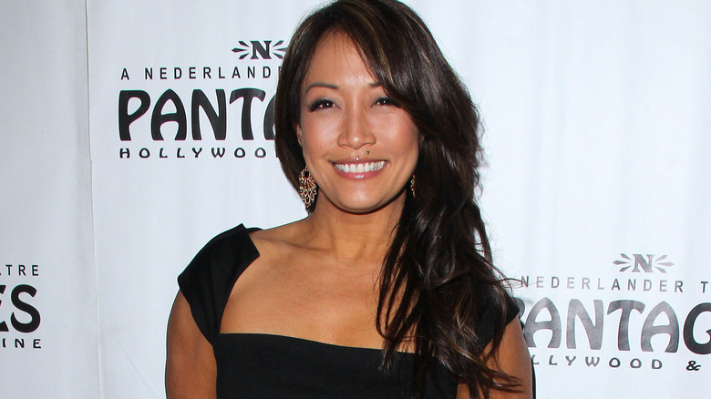 Carrie Ann Inaba sourit