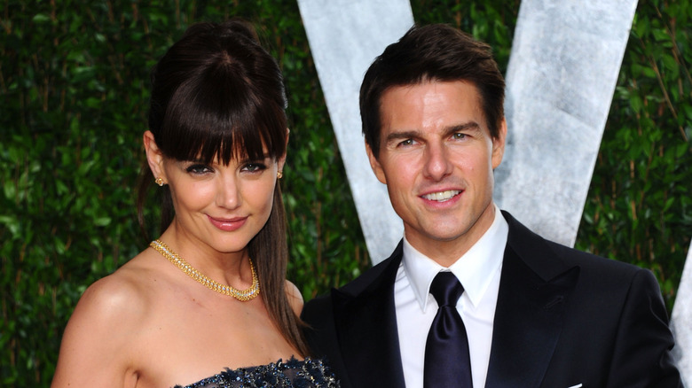 Katie Holmes et Tom Cruise sourient ensemble sur le tapis rouge