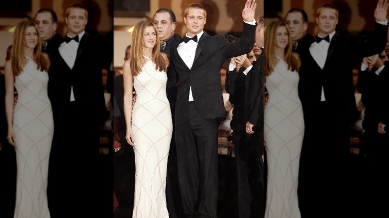 Jennifer Aniston et Brad Pitt souriant et saluant le tapis rouge