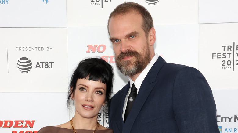 Lily Allen et David Harbour posant sur le tapis rouge