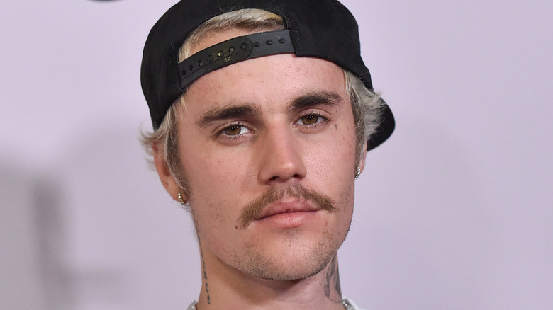 Justin Bieber avec moustache et chapeau