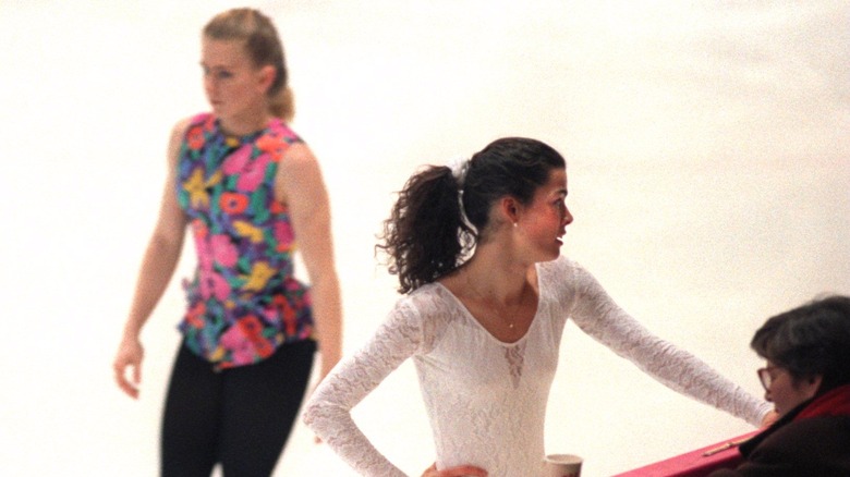 Tonya Harding patine derrière Nancy Kerrigan