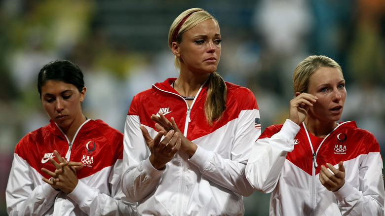 Andrea Duran, Jennie Finch et Caitlin Lowe en larmes