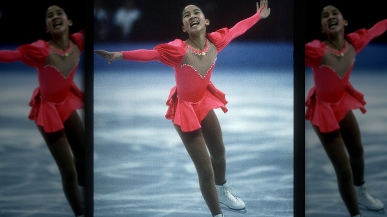 Michelle Kwan sourit en patinant