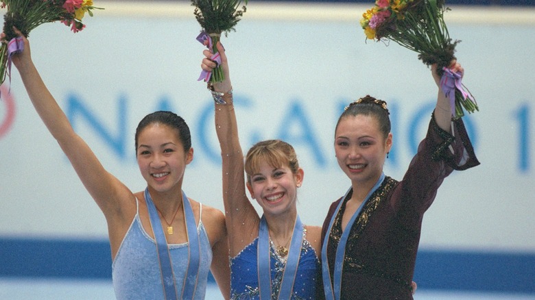 Michelle Kwan avec d'autres médaillés, saluant