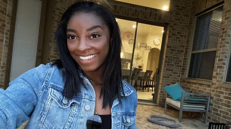 Simone Biles souriant à sa nouvelle maison