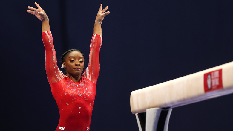 Simone Biles à côté de la poutre