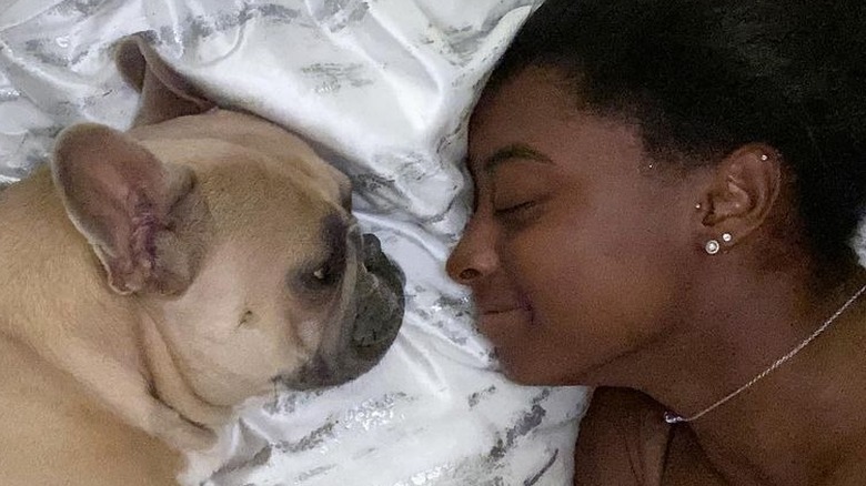 Simone Biles et son bouledogue français