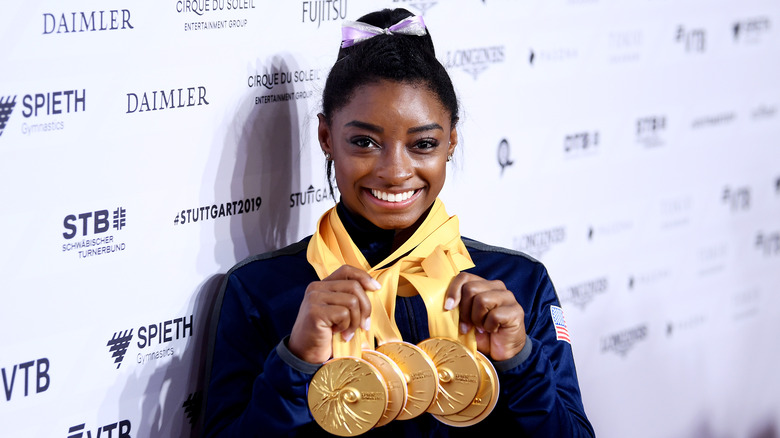 Simone Biles avec des médailles d'or