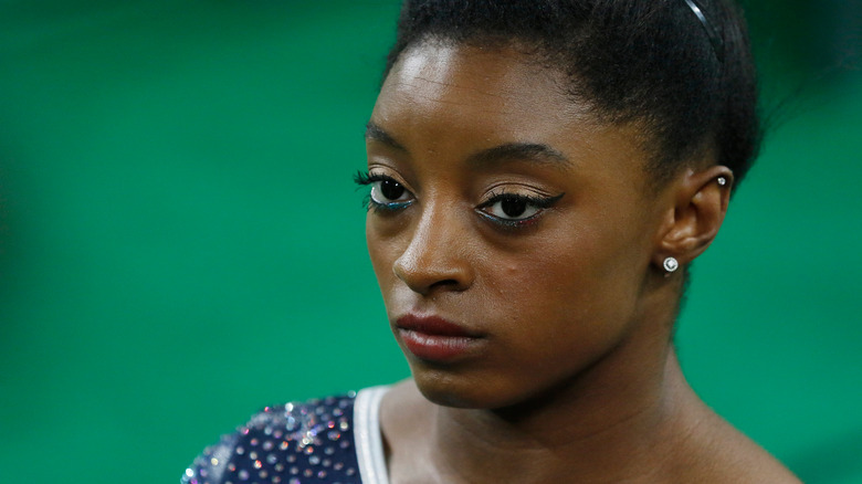 Simone Biles sérieuse