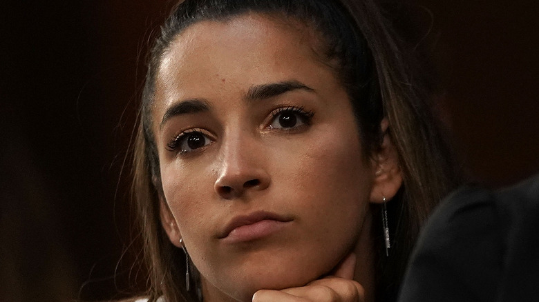 Aly Raisman regarde droit devant