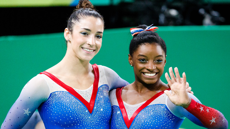 Aly Raisman et Simone Biles souriant