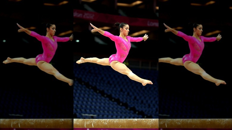 Aly Raisman sautant 