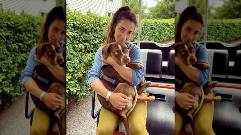 Aly Raisman tenant le chien Mylo