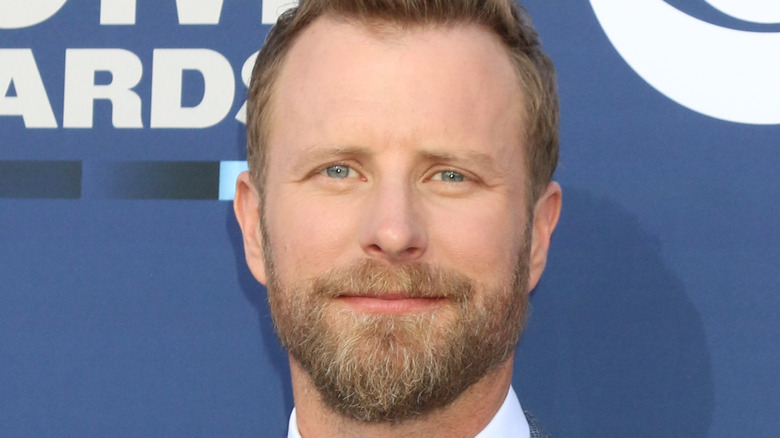 Dierks Bentley souriant 