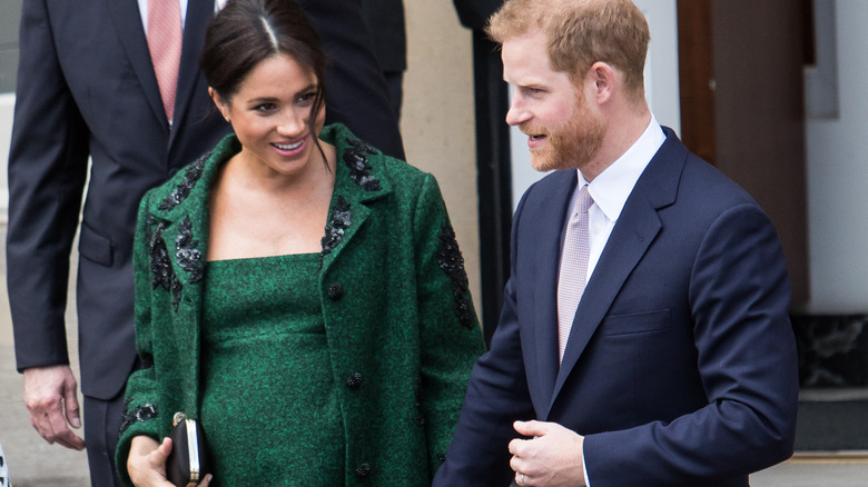 Le prince Harry, Meghan Markle marchant