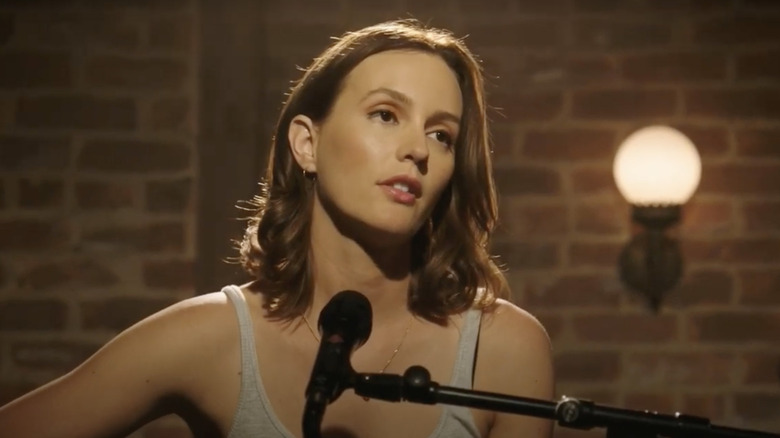 Leighton Meester joue de la guitare et chante