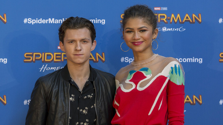 Tom Holland et Zendaya posant ensemble