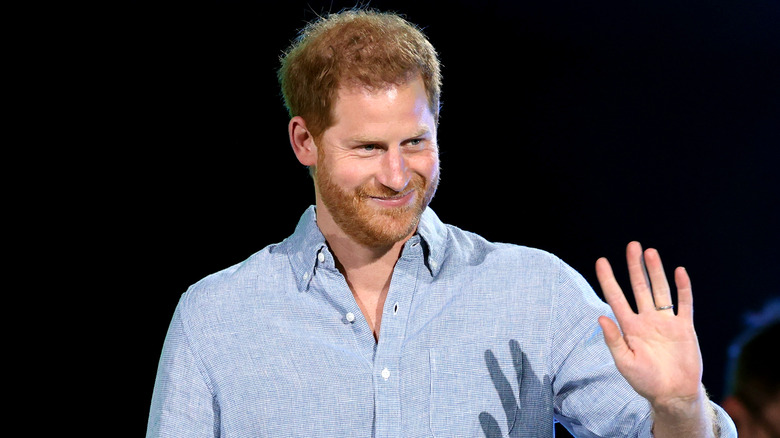 Le prince Harry fait signe de la main