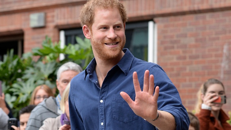 Le prince Harry fait signe de la main