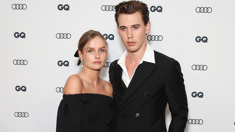 Olivia DeJonge et Austin Butler posant en 2020