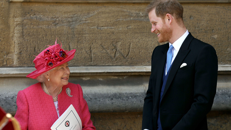 La reine Elizabeth et le prince Harry discutent