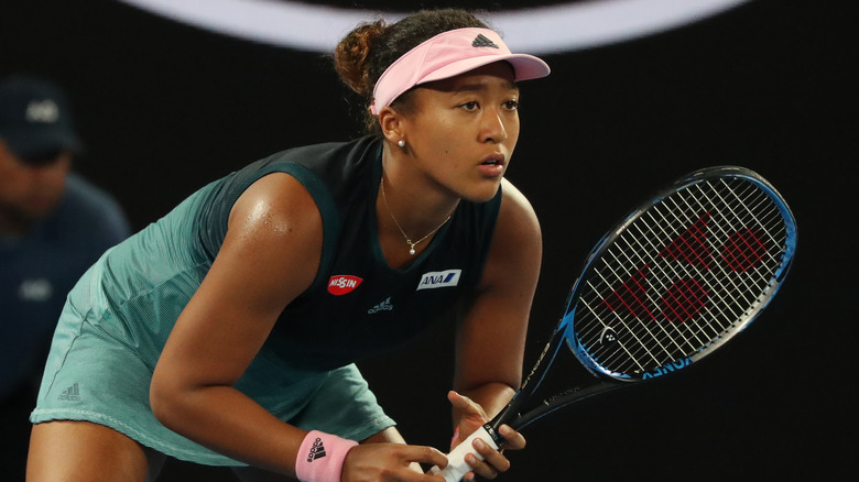 Naomi Osaka joue au tennis 