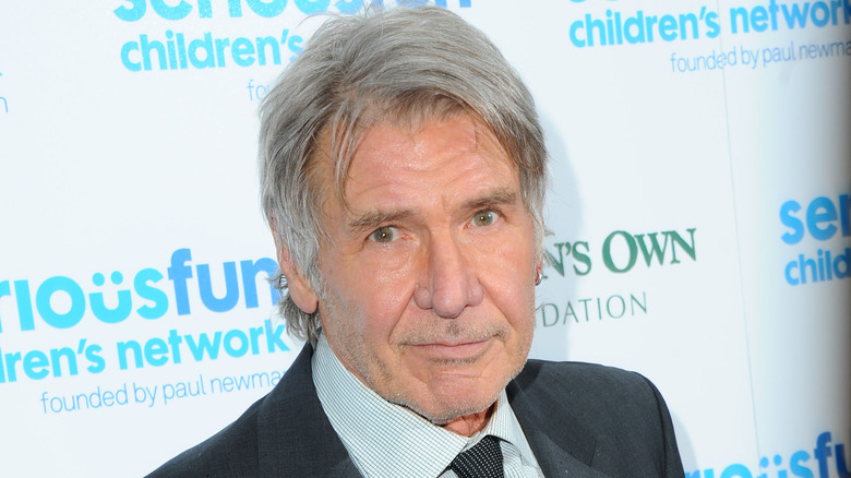 Harrison Ford regarde la caméra